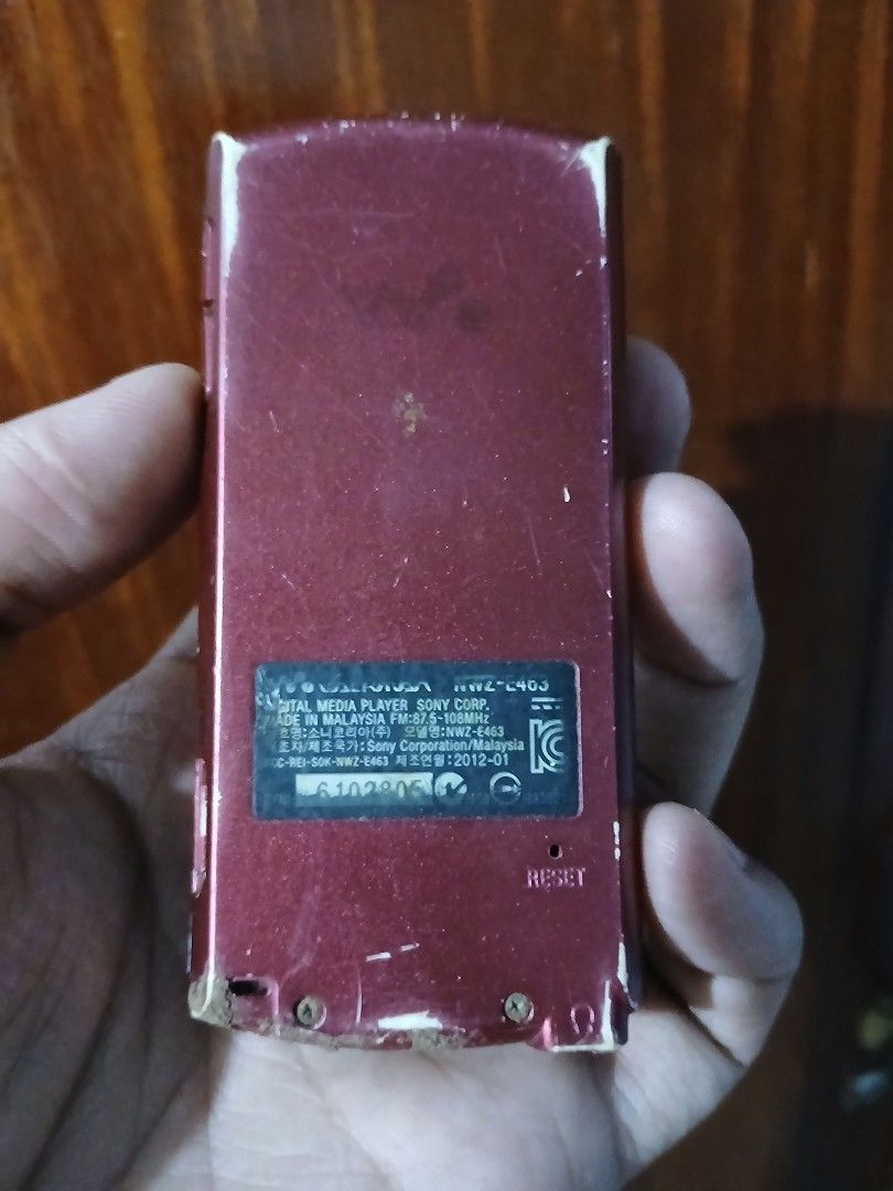 Sony Walkman NWZ-E463 (Category: Portable Music Players) located in Quezon City. Submitted by jsnfp (Listing ID 1458229357, Image 2). Description: issue lumobo na battery sa tagal hindi nagamit bilan niyo na lang bago 2gb.
