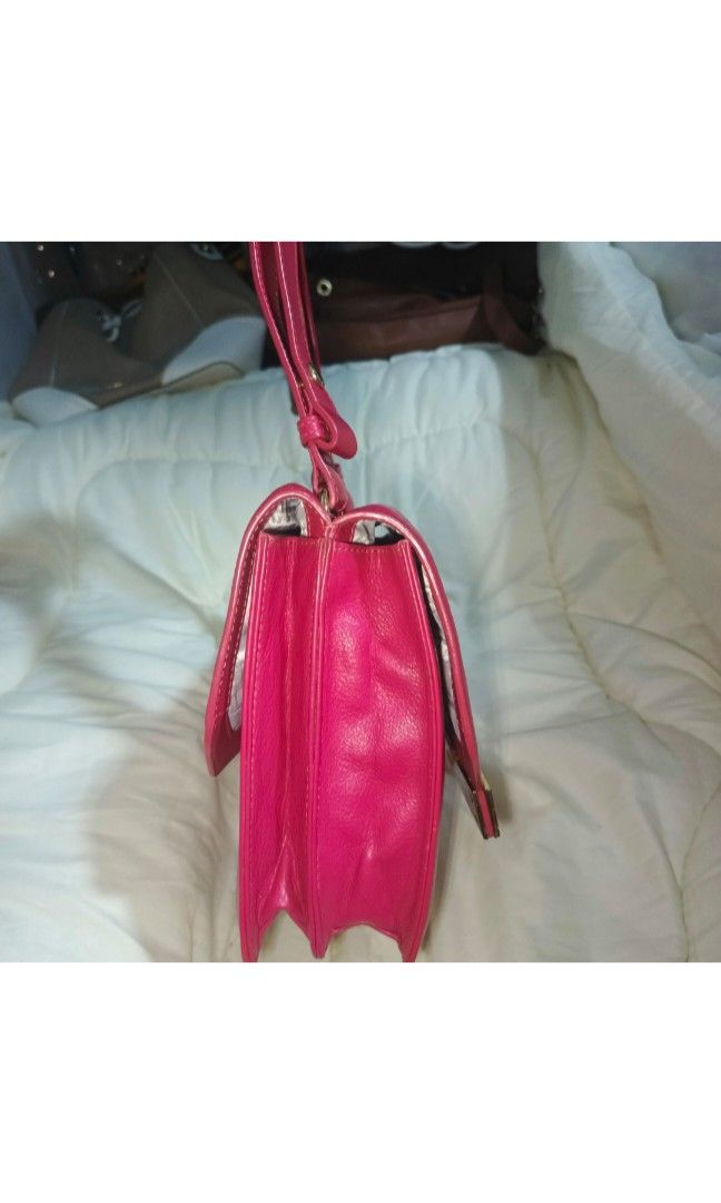 Ted Baker (Category: Luxury Bags & Wallets) located in Urdaneta. Submitted by bernalyn25 (Listing ID 1456601352, Image 3). Description: -Ted Baker crossbody/ shoulder bag L.