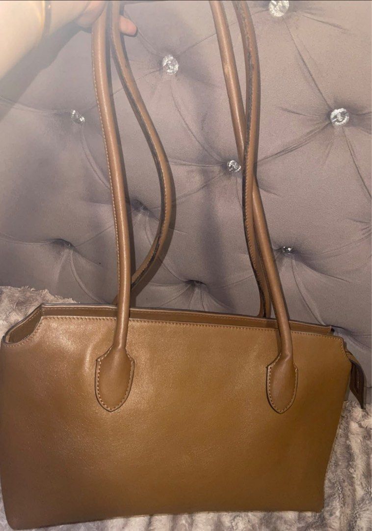 The Row terrasse (Category: Luxury Bags & Wallets) located in Roxas City. Submitted by lynngreyartillero (Listing ID 1458182665, Image 2). Description: The Row🔥🔥 With sign of used sa leather, handle and rubber lining pina ka minimal flaw nya.. natuklap hnd nmn halata pina itim nmn din if bet nyo lagyan nyo nlng rubber lining or ipagawa super panalo na kayo dito ang ganda niyan😍😍😍🔥🔥🔥 Pm lng po mga madaaam pls see photos, or inquire muna ba