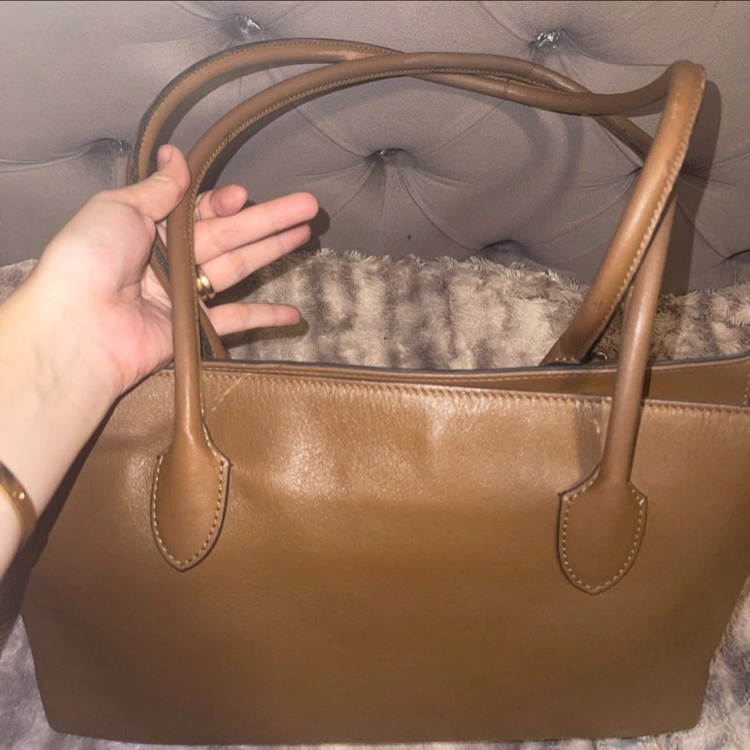 The Row terrasse (Category: Luxury Bags & Wallets) located in Roxas City. Submitted by lynngreyartillero (Listing ID 1458182665, Image 3). Description: The Row🔥🔥 With sign of used sa leather, handle and rubber lining pina ka minimal flaw nya.. natuklap hnd nmn halata pina itim nmn din if bet nyo lagyan nyo nlng rubber lining or ipagawa super panalo na kayo dito ang ganda niyan😍😍😍🔥🔥🔥 Pm lng po mga madaaam pls see photos, or inquire muna ba