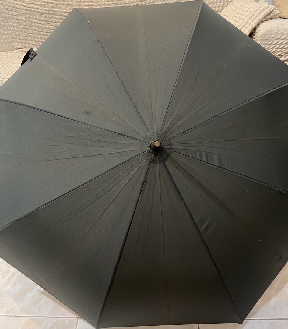 Thunder Gate classic black umbrella (Category: Umbrellas) located in San Fernando. Submitted by japansurpluselyu (Listing ID 1458120426, Image 1). Description: .
