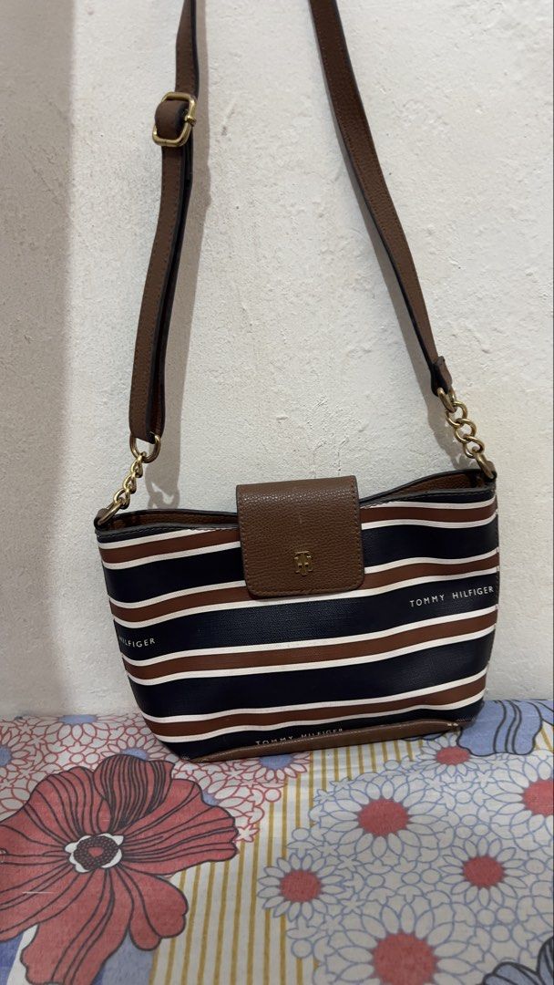 tommy hilfiger sling bag (Category: Cross-body Bags) located in Cavite. Submitted by ulexa4a (Listing ID 1458209128, Image 2). Description: declutterring .