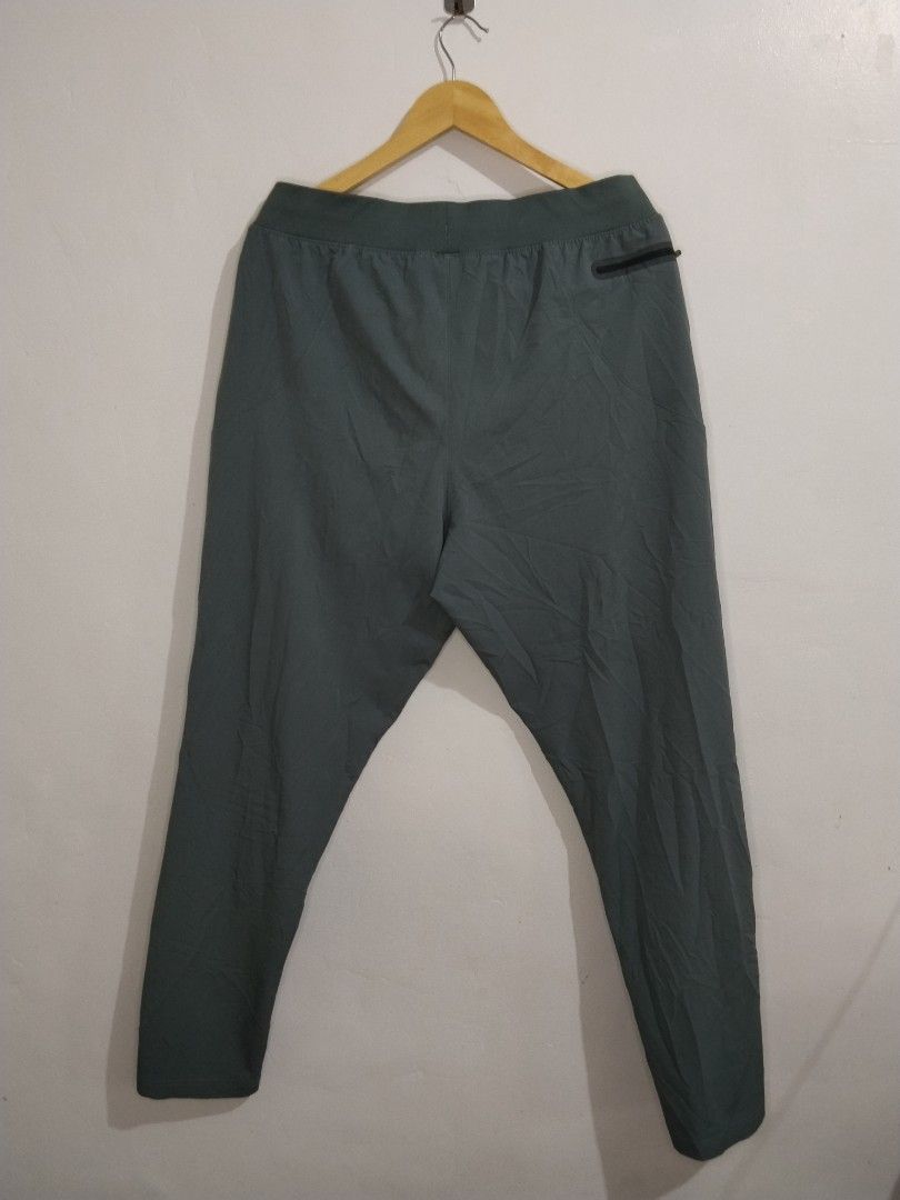 Under Armour Woven Pants (Category: Sleep and Loungewear) located in Bago City. Submitted by classic_picked_up (Listing ID 1458179992, Image 3). Description: excellent Issue: white spot see last pic 2xl on tag 32-40 waist 41 length.