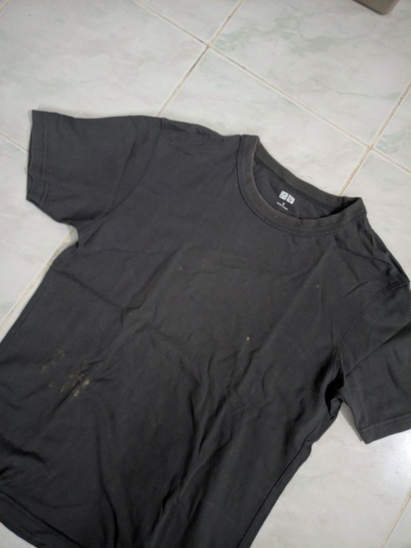 Uniqlo Grey T-shirt (Category: Tshirts & Polo Shirts ) located in Manila. Submitted by thriftsezsta (Listing ID 1458163322, Image 2). Description: - Grey Uniqlo T-shirt - Short sleeves - Crew neck - Features some faint stains on the front (please check photos) - Perfect for casual everyday wear.