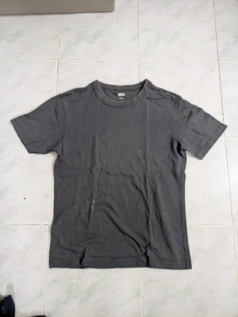 Uniqlo Grey T-shirt (Category: Tshirts & Polo Shirts ) located in Manila. Submitted by thriftsezsta (Listing ID 1458163322, Image 1). Description: - Grey Uniqlo T-shirt - Short sleeves - Crew neck - Features some faint stains on the front (please check photos) - Perfect for casual everyday wear.