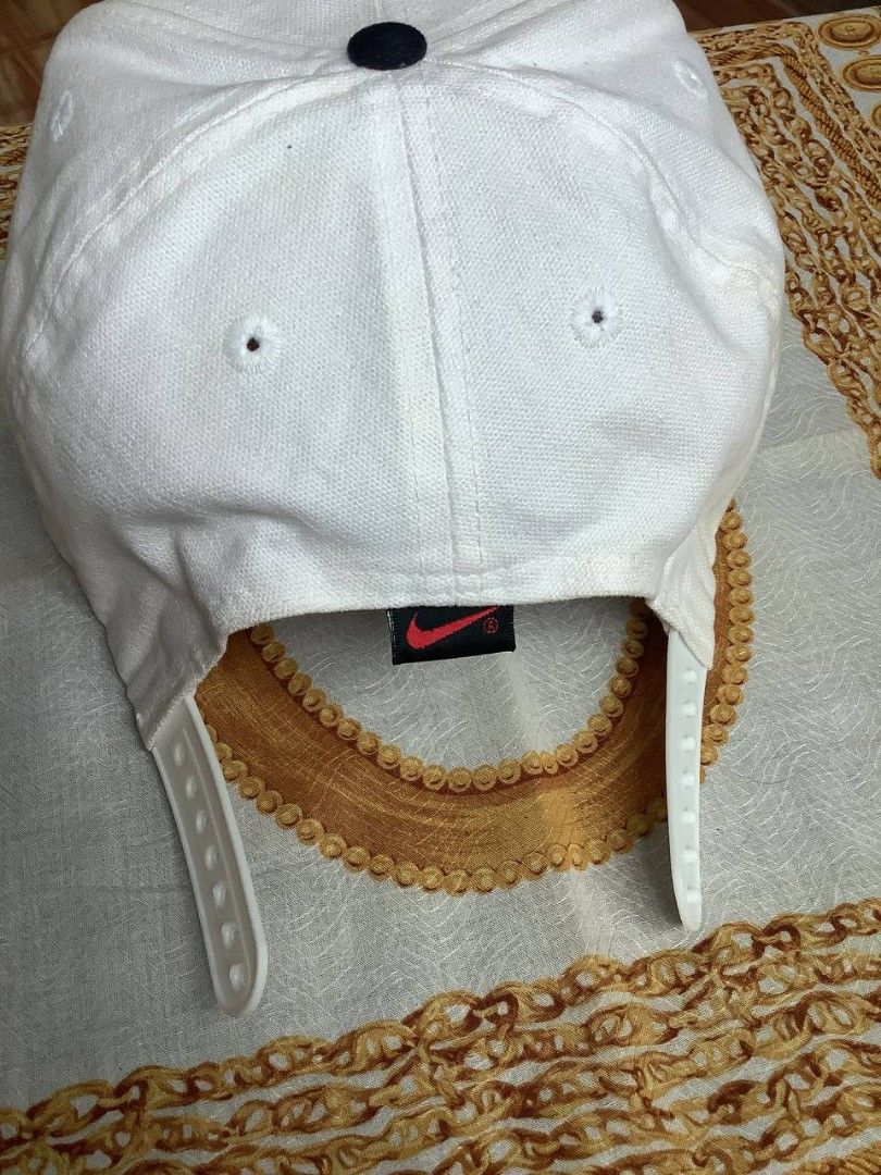 Vintage 90's Nike (Category: Caps & Hats) located in Canaman. Submitted by stayhypethrifted (Listing ID 1458205205, Image 2). Description: .