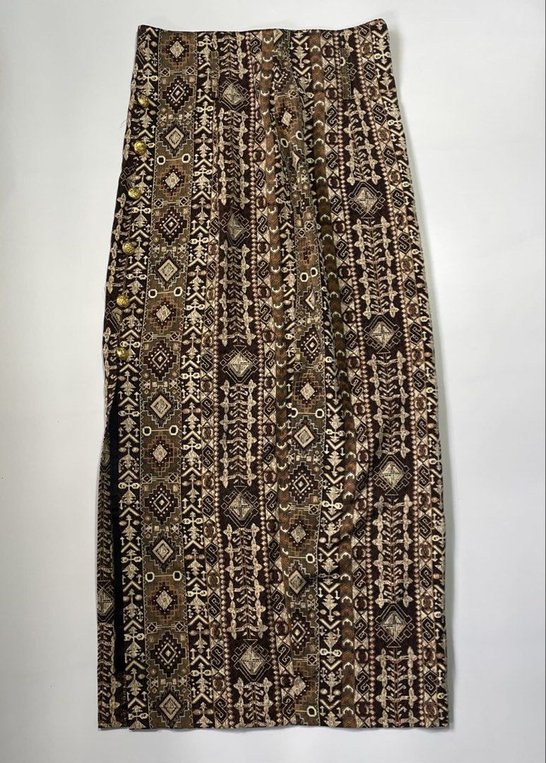 Vintage Geometric Print Button-Up Maxi Skirt (Category: Skirts) located in Manila. Submitted by milkteeth (Listing ID 1458269728, Image 1). Description: .