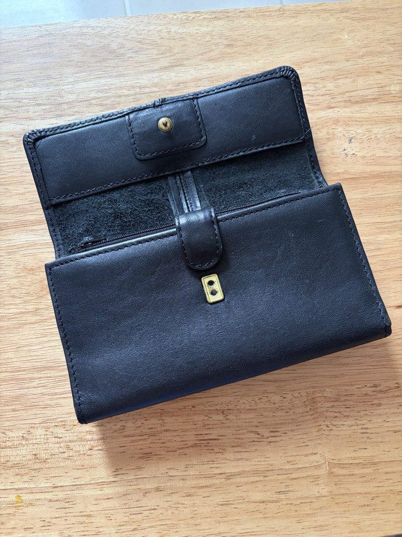 Vintage Liz Claireborne Wallet (Category: Wallets & Card holders) located in Cebu City. Submitted by ohpetite (Listing ID 1458109414, Image 2). Description: • ang ganda ng leather • very pretty and functional wallet • first payment basis • Cebu City.
