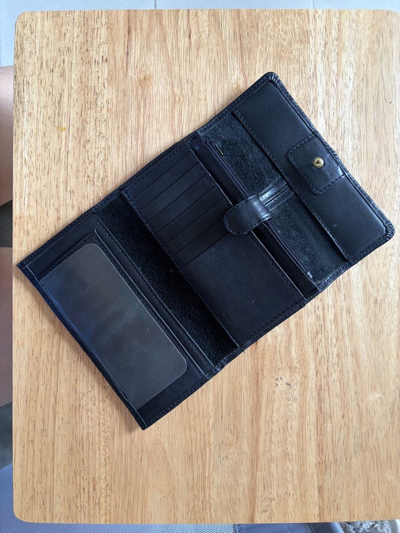 Vintage Liz Claireborne Wallet (Category: Wallets & Card holders) located in Cebu City. Submitted by ohpetite (Listing ID 1458109414, Image 3). Description: • ang ganda ng leather • very pretty and functional wallet • first payment basis • Cebu City.