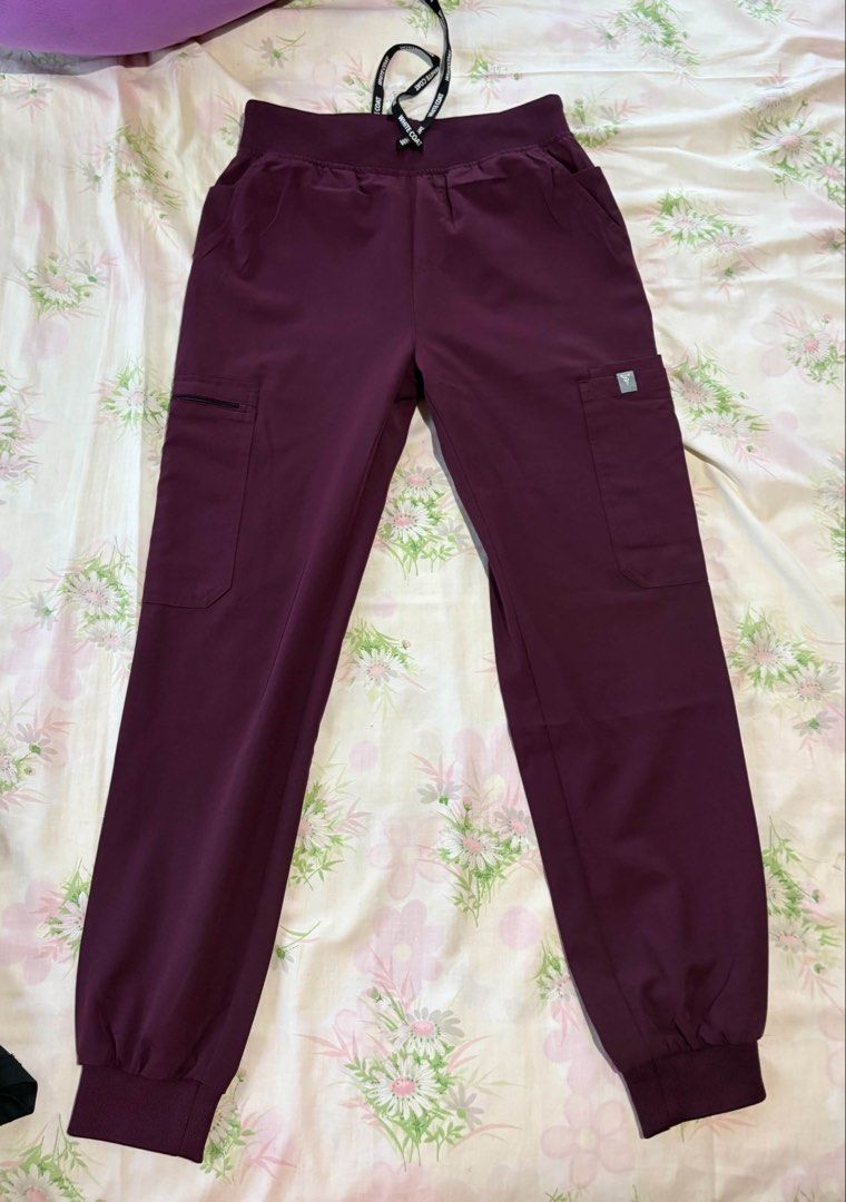 White Coat 5 Pocket MoveTech Scrub Set (Category: Sets or Coordinates) located in San Narciso. Submitted by sinceree_29 (Listing ID 1458109572, Image 2). Description: Top used once Pants never been worn RFS: Too small for my liking.