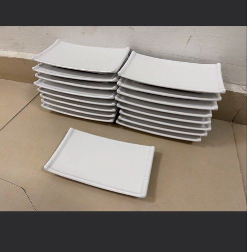 White Rectangular Plates (Category: Dinnerware & Cutlery) located in Singapore. Submitted by chew_ws (Listing ID 1458122317, Image 1). Description: .