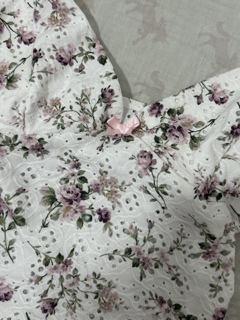 Windsor White Floral Eyelet Halter Top Size S (Category: Sleeveless) located in Manila. Submitted by zencharm (Listing ID 1458132254, Image 2). Description: - White halter top - Pretty purple floral print - Eyelet detailing - Small pink bow at the bust - Ties at the neck - Made in Mexico - Size S.