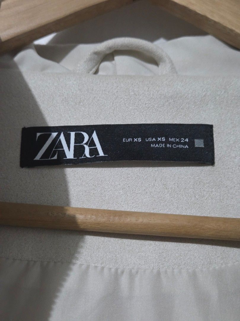 [Zara] Beige Hooded Jacket (size :XS) (Category: Coats, Jackets and Outerwear) located in Makati City. Submitted by skyioh (Listing ID 1458181250, Image 3). Description: size : XS - can fit to M 📌Location : Makati 📌Payment : Gcash 📌Shipping : on Buyer. You may book grab/lalamove etc.