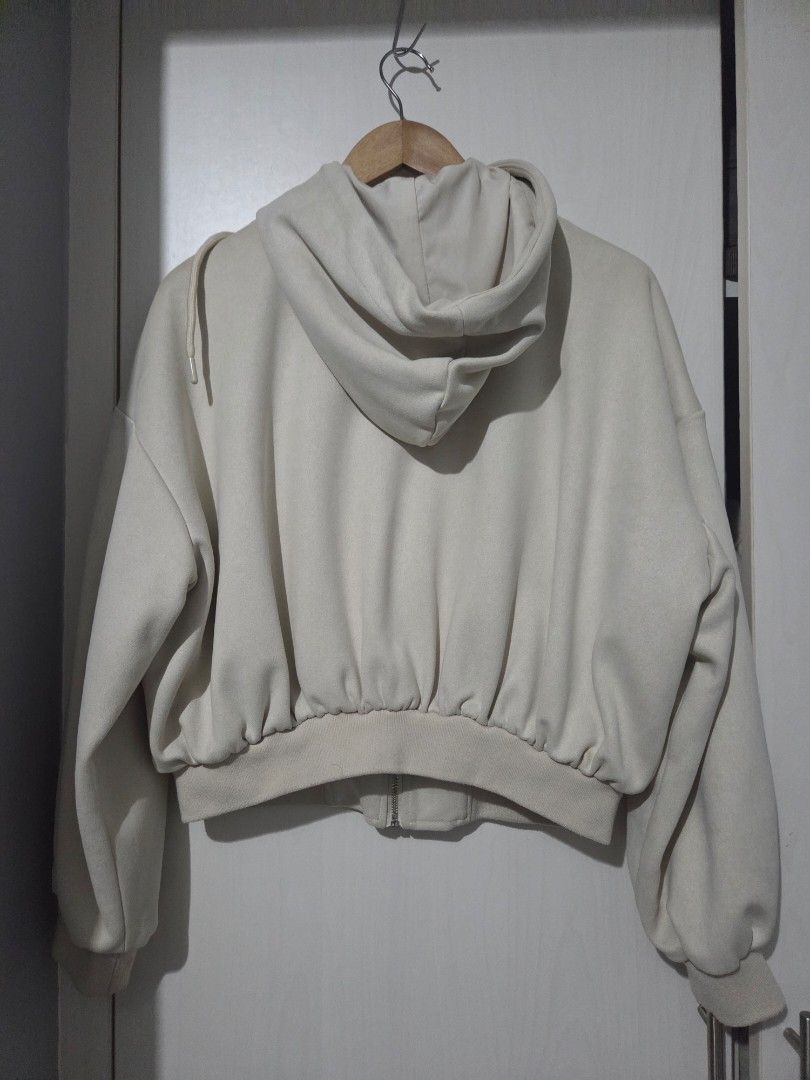[Zara] Beige Hooded Jacket (size :XS) (Category: Coats, Jackets and Outerwear) located in Makati City. Submitted by skyioh (Listing ID 1458181250, Image 2). Description: size : XS - can fit to M 📌Location : Makati 📌Payment : Gcash 📌Shipping : on Buyer. You may book grab/lalamove etc.