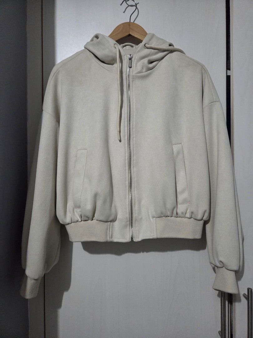 [Zara] Beige Hooded Jacket (size :XS) (Category: Coats, Jackets and Outerwear) located in Makati City. Submitted by skyioh (Listing ID 1458181250, Image 1). Description: size : XS - can fit to M 📌Location : Makati 📌Payment : Gcash 📌Shipping : on Buyer. You may book grab/lalamove etc.