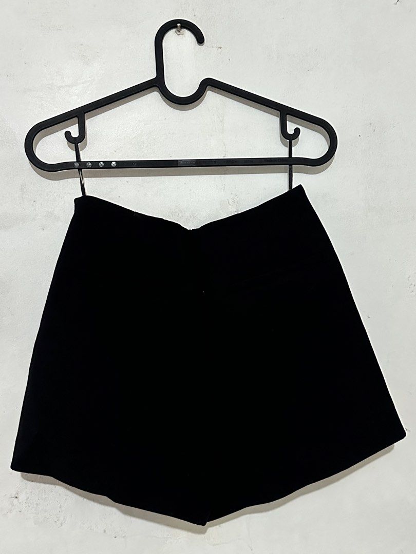 ZARA Black Skort XS (Category: Skirts) located in Bulacan. Submitted by aj.dc (Listing ID 1458147966, Image 2). Description: MOP: Gcash MOD: J&T/Lalamove/Grab Can ship from Bulacan/Pasay Delivery fee to be shouldered by buyer.