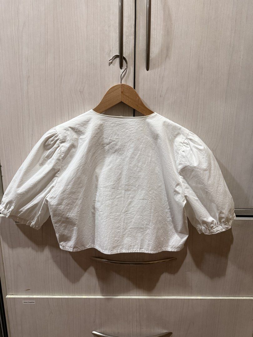 Zara Cropped White V Neck Button Down with Puff Sleeves (Category: Coats, Jackets and Outerwear) located in Quezon City. Submitted by the_happycloset (Listing ID 1458272385, Image 2). Description: .