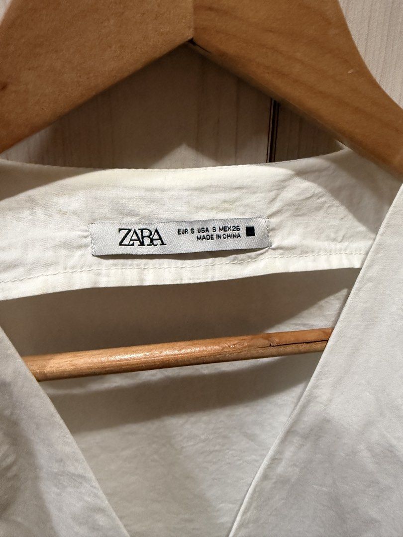 Zara Cropped White V Neck Button Down with Puff Sleeves (Category: Coats, Jackets and Outerwear) located in Quezon City. Submitted by the_happycloset (Listing ID 1458272385, Image 3). Description: .