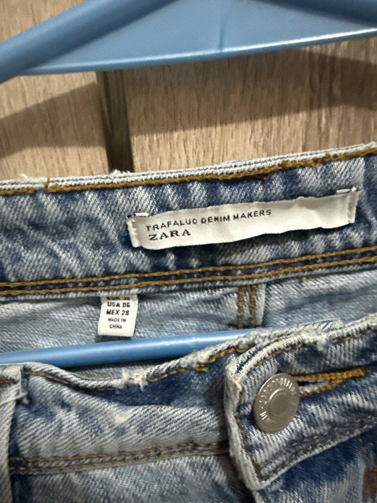 Zara Shorts (Category: Shorts) located in Zamboanga. Submitted by bliss23closet (Listing ID 1458246890, Image 2). Description: Zara denim shorts Size: medium, 28 Flaws: stains please see photos.