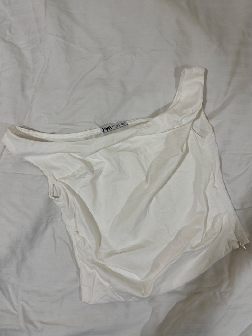 ZARA WHITE OFF SHOULDER TOP (Category: Blouses) located in Manila. Submitted by nicswhuut (Listing ID 1458222946, Image 1). Description: 📌can do lalamove (manila area only!) 📌j&t for outside manila 📌mop: gcash, maya, or metrobank 📌loc: sampaloc, manila 📌lp are posted UNLESS u r getting 2 or more items then i can give discount 🤗.
