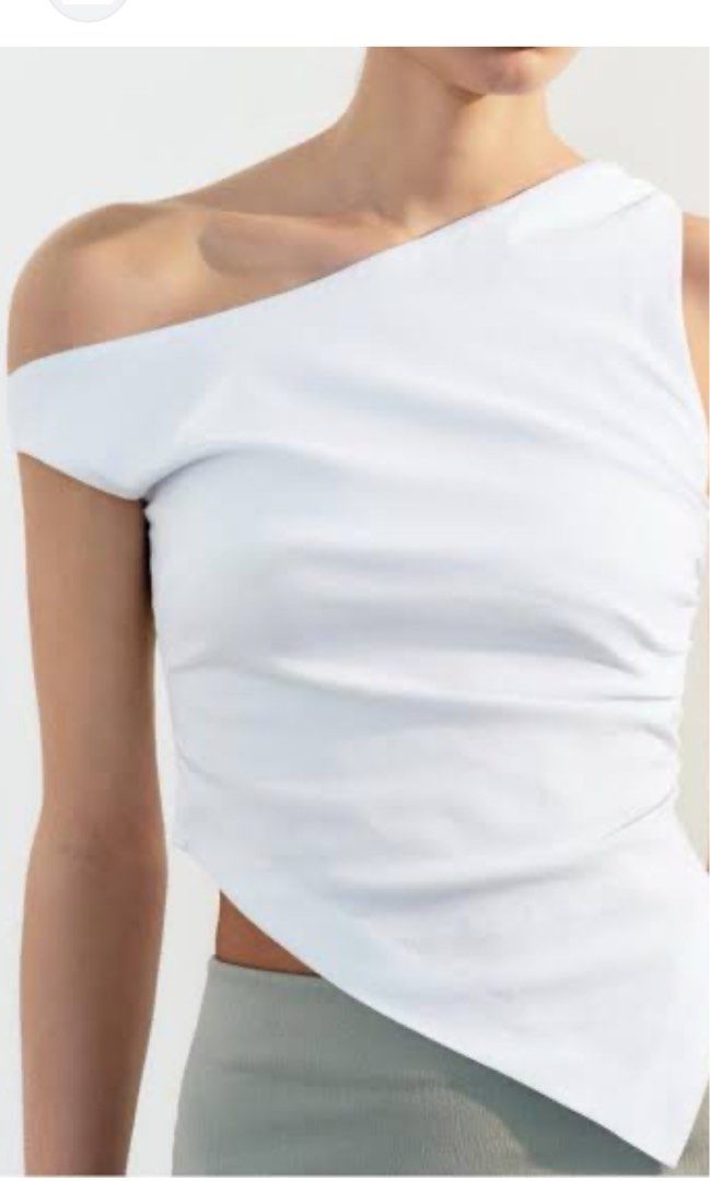 ZARA WHITE OFF SHOULDER TOP (Category: Blouses) located in Manila. Submitted by nicswhuut (Listing ID 1458222946, Image 2). Description: 📌can do lalamove (manila area only!) 📌j&t for outside manila 📌mop: gcash, maya, or metrobank 📌loc: sampaloc, manila 📌lp are posted UNLESS u r getting 2 or more items then i can give discount 🤗.