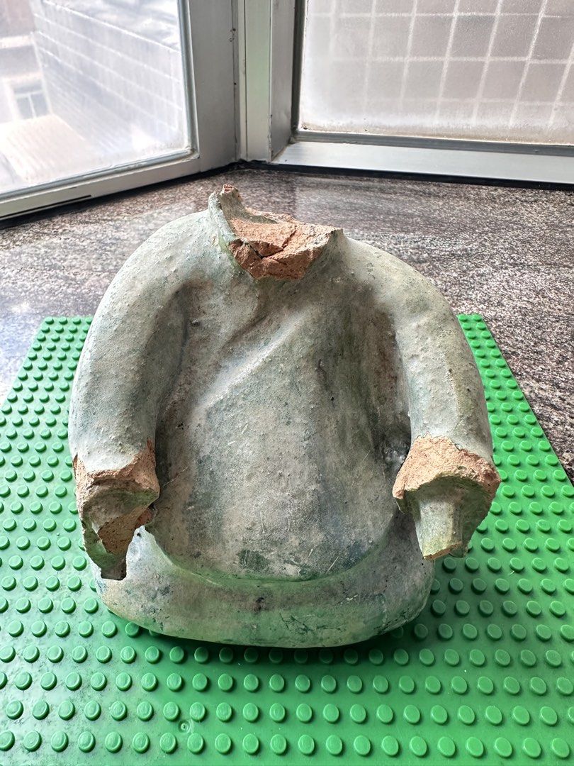 漢綠釉陶俑兩件（有殘破） （分類：手辦雕像）位於 Hong Kong。 由 lmsbillchan 提交（商品編號 1458393100，圖片 3）。簡介： 漢綠釉是漢朝最常見的釉色。這兩件跪坐俑雖然有缺損，但係體形尚算大件。其中一件更因綠色低溫秞的鉛含量氧化而偏體呈現出行內俗稱的「銀斑」！因此這兩件陶俑實屬研習高古陶瓷的極佳教材。不論形制、釉彩、氧化、陶土、黏合⋯都可反影漢代的傳統👍。