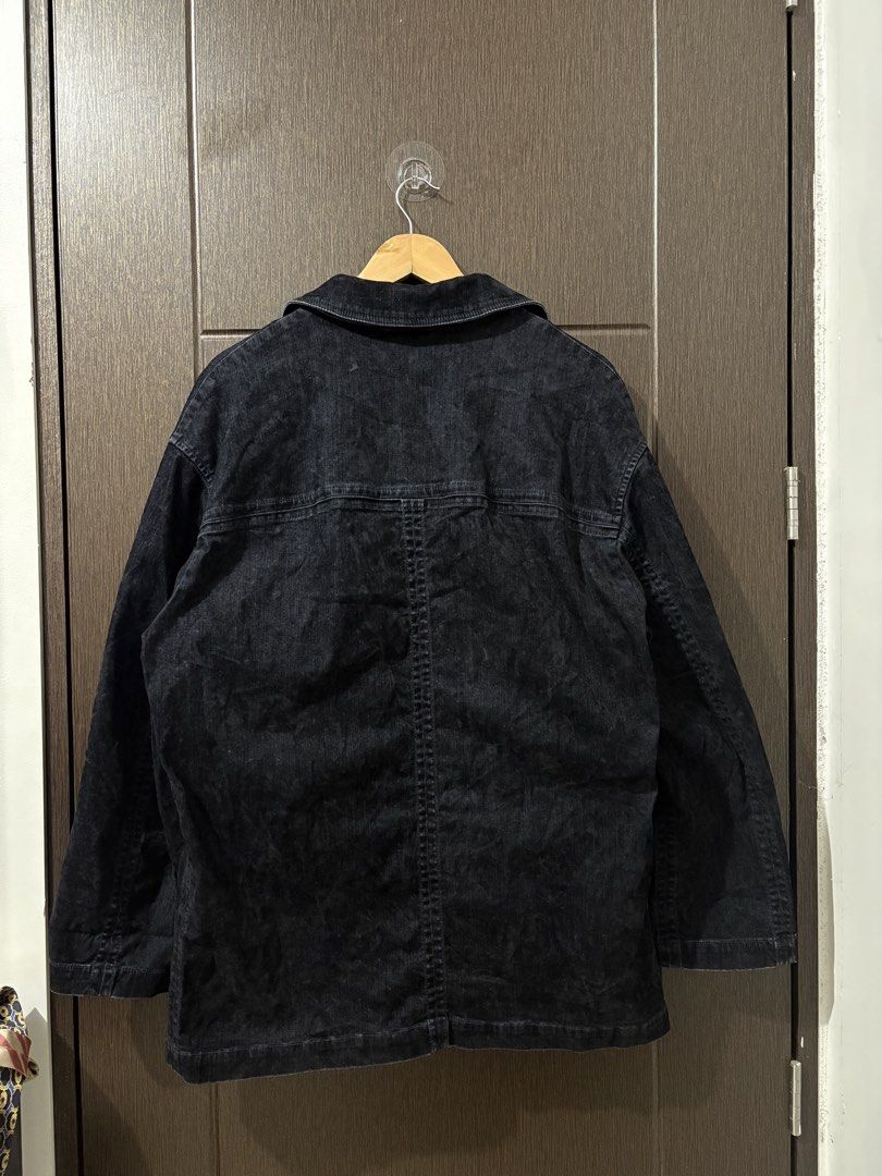 ACNE STUDIOS FLOCKED DENIM OVERSHIRT JACKET (Category: Luxury Apparel) located in Naga. Submitted by sislovesme (Listing ID 1458430233, Image 2). Description: Crafted from a velvety, cotton-blend with a black denim stonewashed finish, it’s cut to a relaxed-fit with dropped shoulders and slouchy long-sleeves. Tailored to a classic workwear style, it’s complete with a notched collar, two flap patch-pockets and rusty buttons for a utilitarian edge. 