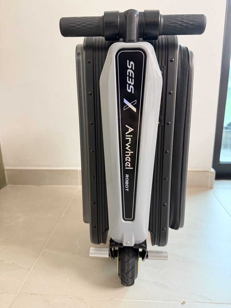 Airwheel SE3SX電動行李箱20L （分類：旅遊 - 行李箱）位於 Hong Kong。 由 wisephoenix.52ebdb 提交（商品編號 1458404881，圖片 1）。簡介： 呢款 Airwheel SE3S X電動行李箱，可以坐又可以載嘢。有埋充電器同說明書。箱入面空間都幾大，可以放唔少嘢。出街旅行都幾方便，唔使拎住咁重。。