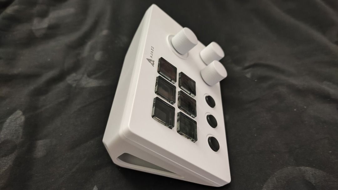AJAZZ x NACODEX Programmable Macro Pad with Knobs (Category: Music Accessories) located in Singapore. Submitted by maxime (Listing ID 1458394612, Image 2). Description: - White AJAZZ NACODEX macro pad special edition - Features 6 square buttons - Includes 3 round buttons - Equipped with 3 custom rotary knobs, higher quality than standard ones - USB-C connectivity - Perfect for custom shortcuts and controls - Community store like Elgato Stream Dec