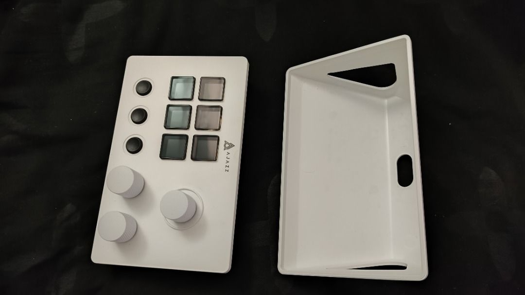 AJAZZ x NACODEX Programmable Macro Pad with Knobs (Category: Music Accessories) located in Singapore. Submitted by maxime (Listing ID 1458394612, Image 4). Description: - White AJAZZ NACODEX macro pad special edition - Features 6 square buttons - Includes 3 round buttons - Equipped with 3 custom rotary knobs, higher quality than standard ones - USB-C connectivity - Perfect for custom shortcuts and controls - Community store like Elgato Stream Dec