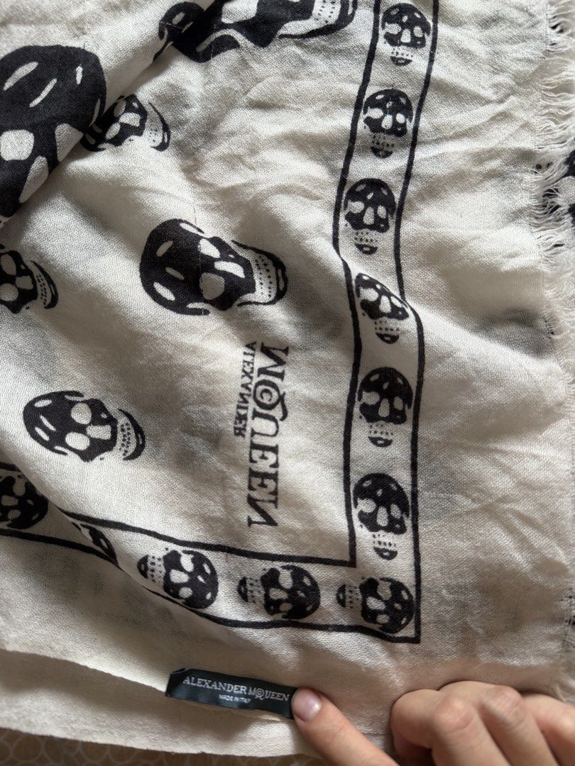 Alexander McQueen Cashmere Skull Print Scarf (Category: Scarves) located in Manila. Submitted by polyesterspliff (Listing ID 1458368556, Image 2). Description: Alexander McQueen 00s Cashmere Scarf Negotiable No issues Dm for more info .
