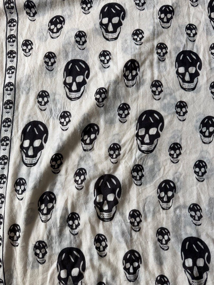 Alexander McQueen Cashmere Skull Print Scarf (Category: Scarves) located in Manila. Submitted by polyesterspliff (Listing ID 1458368556, Image 3). Description: Alexander McQueen 00s Cashmere Scarf Negotiable No issues Dm for more info .
