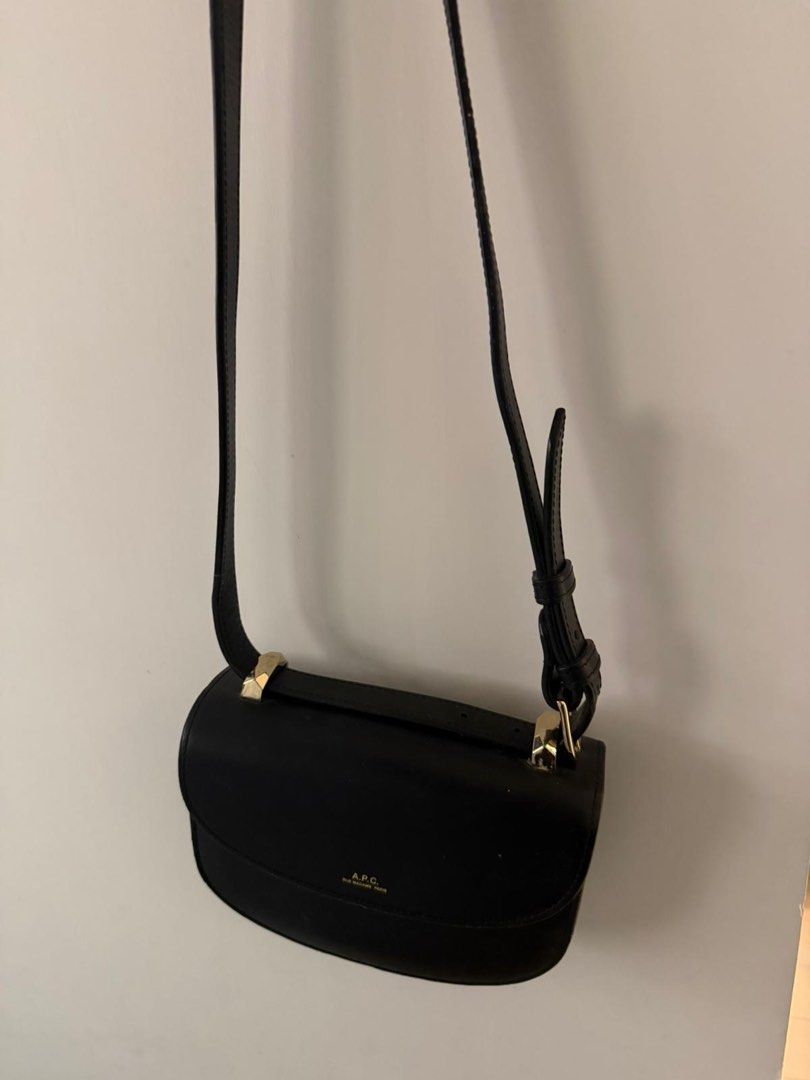 APC half moon bag 斜孭袋 （分類：手袋及銀包）位於 Hong Kong。 由 zero1010_ 提交（商品編號 1458324777，圖片 2）。簡介： 黑色好襯有使用痕跡 $720 清屋清屋清屋。
