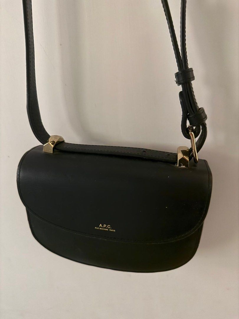 APC half moon bag 斜孭袋 （分類：手袋及銀包）位於 Hong Kong。 由 zero1010_ 提交（商品編號 1458324777，圖片 1）。簡介： 黑色好襯有使用痕跡 $720 清屋清屋清屋。