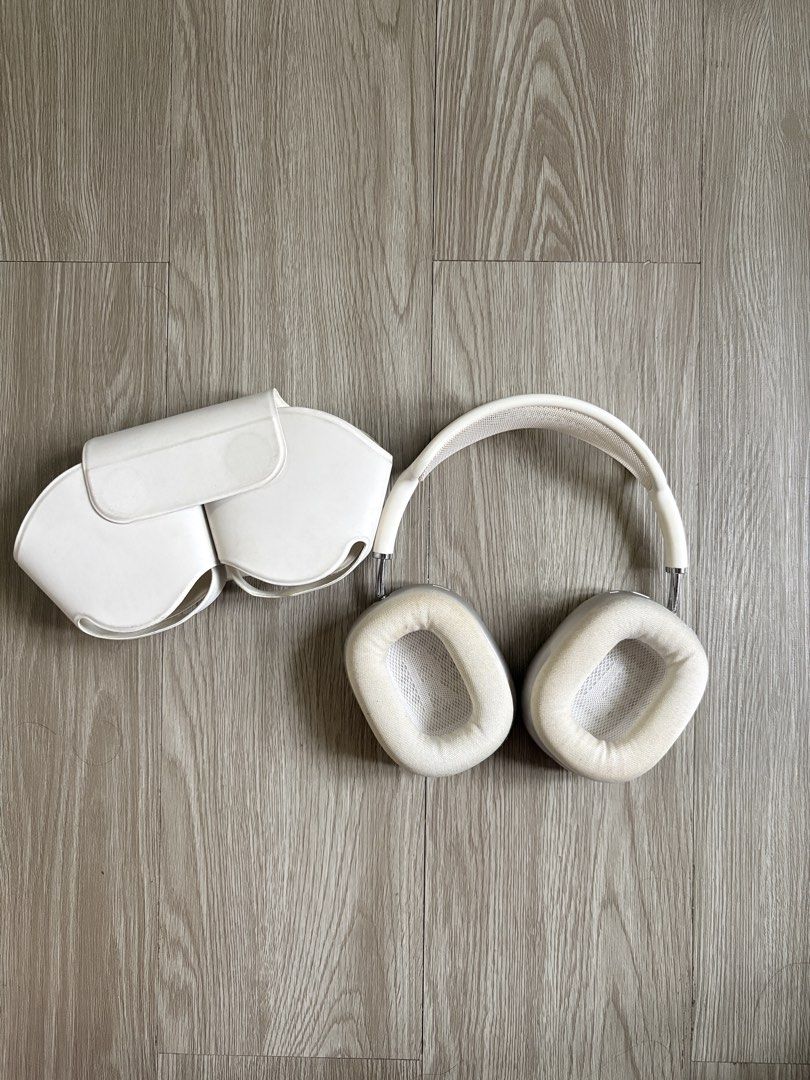 Apple AirPods Max Silver with Smart Case (Category: Headphones & Headsets) located in Manila. Submitted by racajamess (Listing ID 1458338574, Image 2). Description: - Apple AirPods Max (Silver) - With free Clear cases - RFS: Not using it anymore - madumi lang ng konti yung cushions.