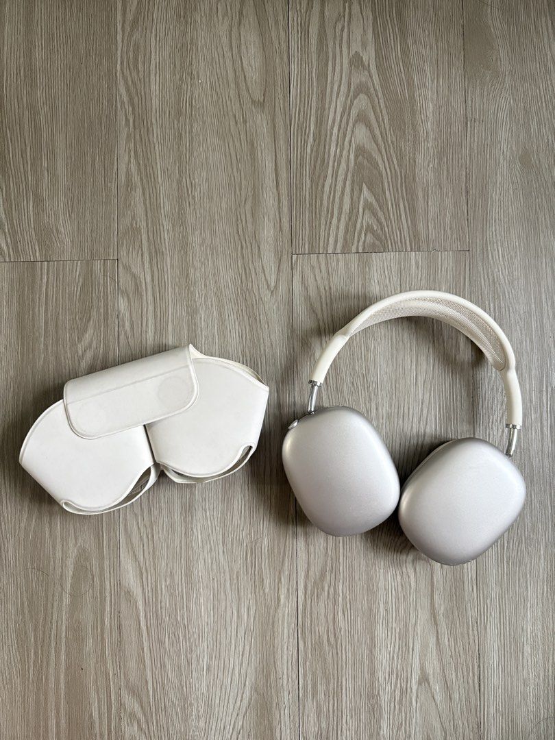 Apple AirPods Max Silver with Smart Case (Category: Headphones & Headsets) located in Manila. Submitted by racajamess (Listing ID 1458338574, Image 3). Description: - Apple AirPods Max (Silver) - With free Clear cases - RFS: Not using it anymore - madumi lang ng konti yung cushions.