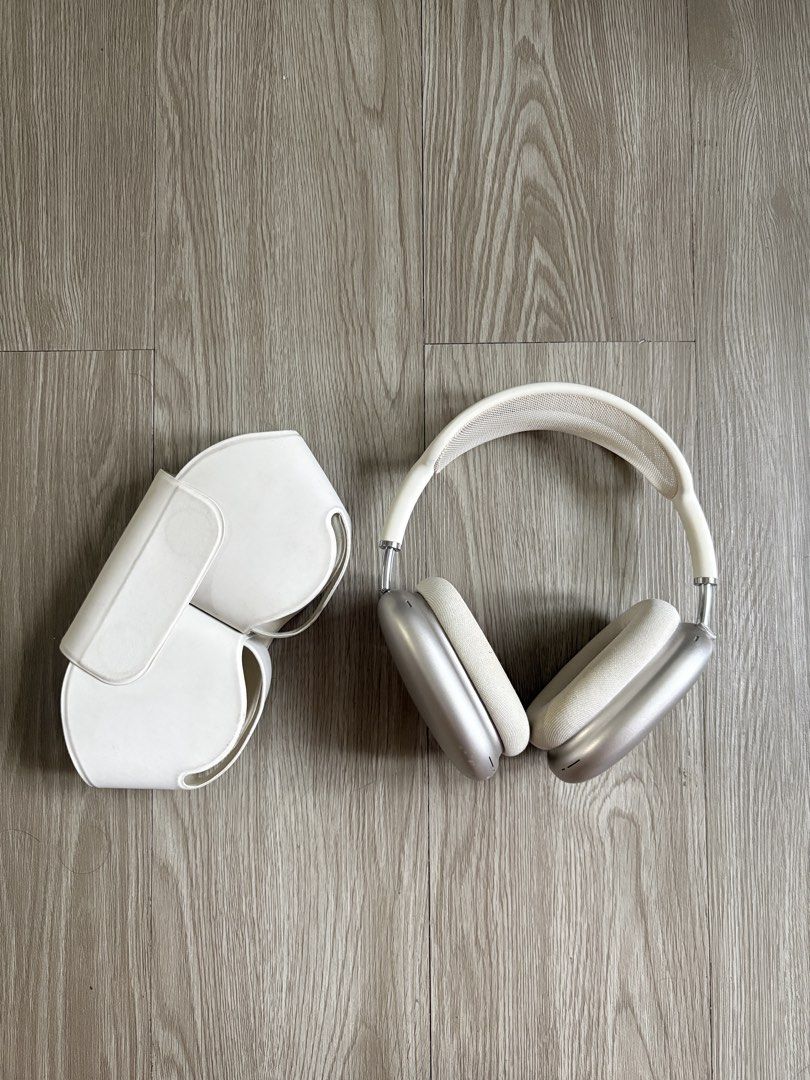 Apple AirPods Max Silver with Smart Case (Category: Headphones & Headsets) located in Manila. Submitted by racajamess (Listing ID 1458338574, Image 1). Description: - Apple AirPods Max (Silver) - With free Clear cases - RFS: Not using it anymore - madumi lang ng konti yung cushions.