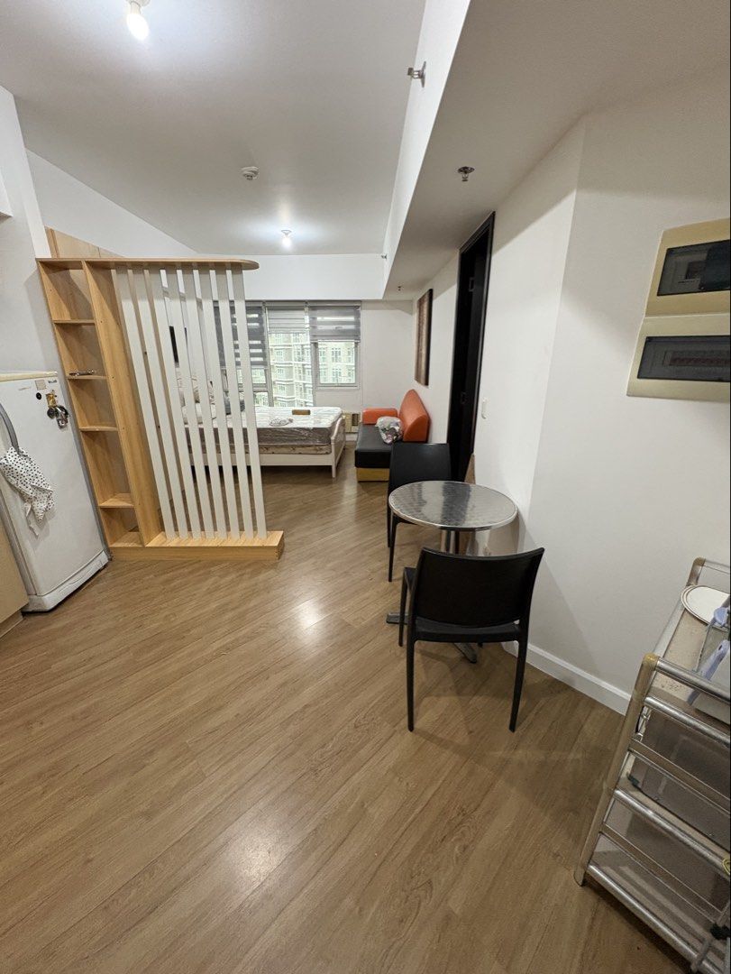 Arca South Veranda by Alveo Studio Unit (Category: Apartments & Condos) located in Quezon City. Submitted by cwtan1964 (Listing ID 1446171566, Image 2). Description: Inclusive of Monthly Dues Corner Unit Nice view of the Pool Brokers are welcome.