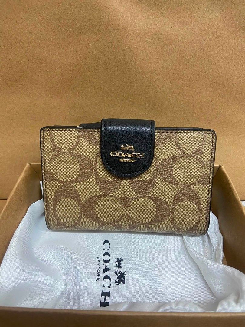 Authentic Coach Wallet (Category: Wallets & Card holders) located in Santa Cruz. Submitted by janelovebagswatchesshoesph (Listing ID 1458430573, Image 2). Description: 100% Authentic with complete inclusions actual photos posted.