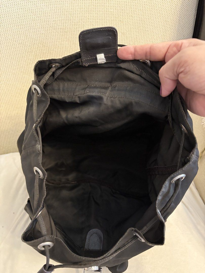backpack （分類：背囊）位於 Hong Kong。 由 emsbags 提交（商品編號 1458406553，圖片 4）。簡介： slightly used prada backpack good condition 。