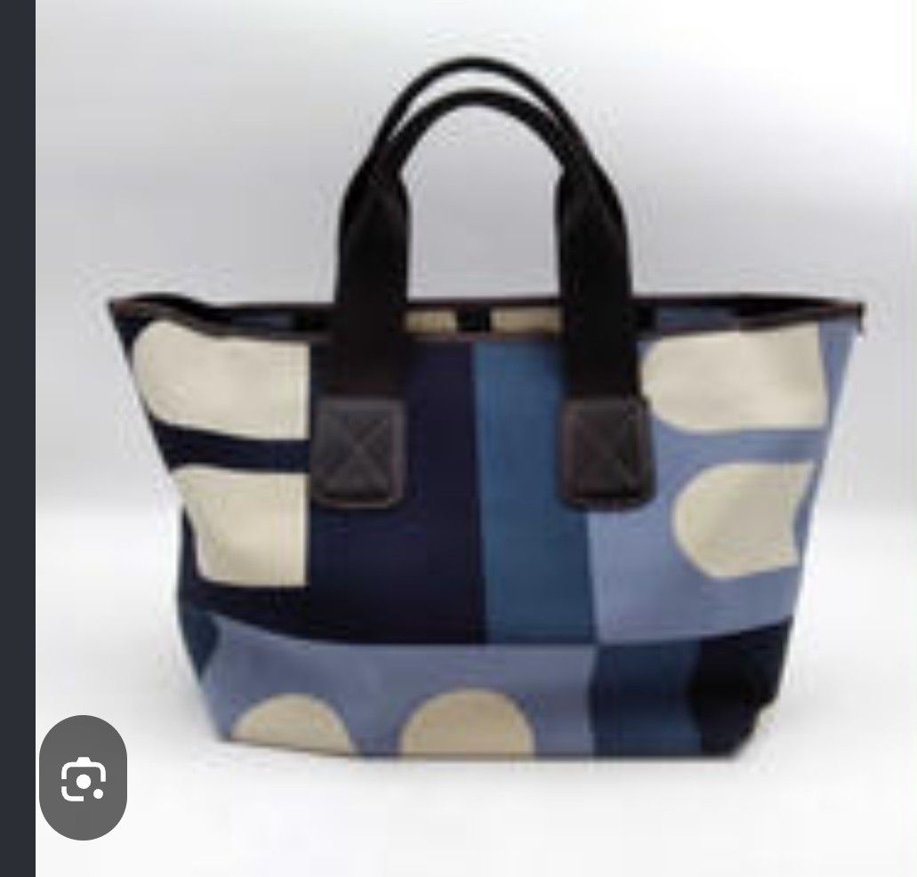 BALLY Tote Bag (Category: Luxury Bags & Wallets) located in Makati City. Submitted by yerbua103 (Listing ID 1458469457, Image 1). Description: This Bally tote bag is stylish and versatile bag perfect for everyday use. it's made from durable canvas with a fabric lining. it features double handles for easy carrying. Its perfect for women looking for spacious for everyday essentials. first pic is for reference only. selling it low because of heavy u