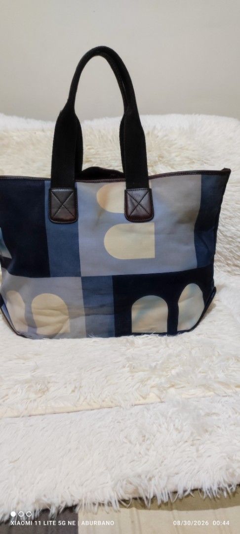 BALLY Tote Bag (Category: Luxury Bags & Wallets) located in Makati City. Submitted by yerbua103 (Listing ID 1458469457, Image 2). Description: This Bally tote bag is stylish and versatile bag perfect for everyday use. it's made from durable canvas with a fabric lining. it features double handles for easy carrying. Its perfect for women looking for spacious for everyday essentials. first pic is for reference only. selling it low because of heavy u
