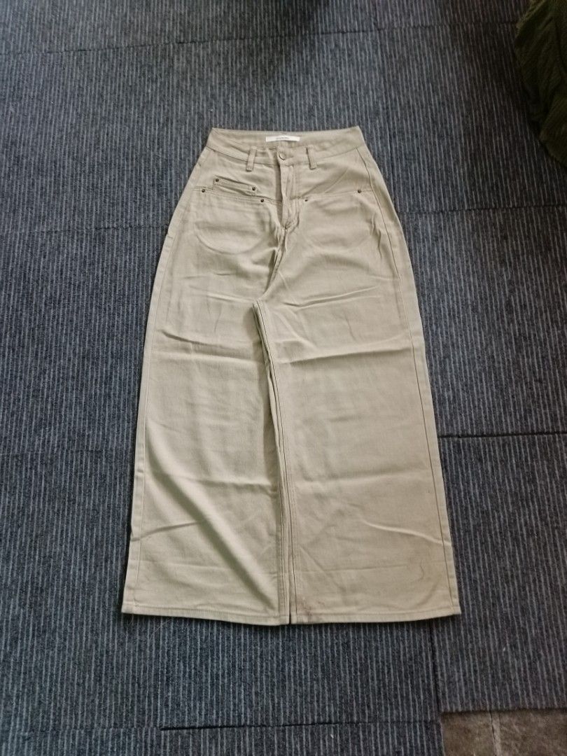 BEIGE WIDELEG PANTS (Category: Jeans) located in San Pablo. Submitted by ihateseanfinds (Listing ID 1458357847, Image 1). Description: 350 PESOS + SF ONLY‼️ DIMENSIONS⬇️ WAIST: 28 LENGTH: 42 THIGH: 14.5 LEGHOLE: 12.5 FLAWS: PM‼️ COLORRATE: 9.8/10⭐ SAN PABLO CITY LOCATION📍 OPEN FOR MEETUP‼️ STRICTLY NO REFUNDS🚫.