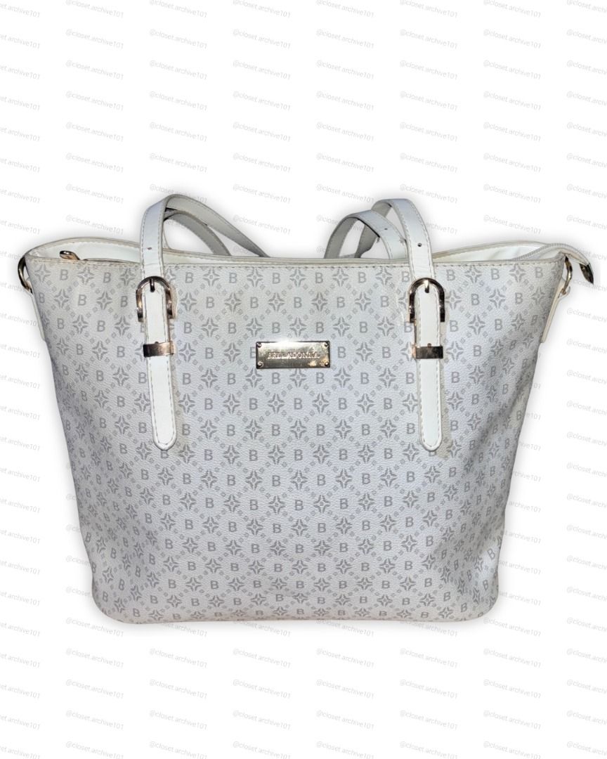 Belladonna Shoulder Bag (Category: Shoulder Bags) located in Quezon City. Submitted by closet.archive101 (Listing ID 1458402624, Image 1). Description: Visible yellow stain Can fit 10inch iPad Mall bought.