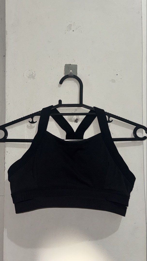 Bench Active top (Category: Activewear) located in Taguig. Submitted by sectortwentytwo (Listing ID 1458341081, Image 2). Description: Rfs: did not fit me (eyeballed when bought) Did not wear this.