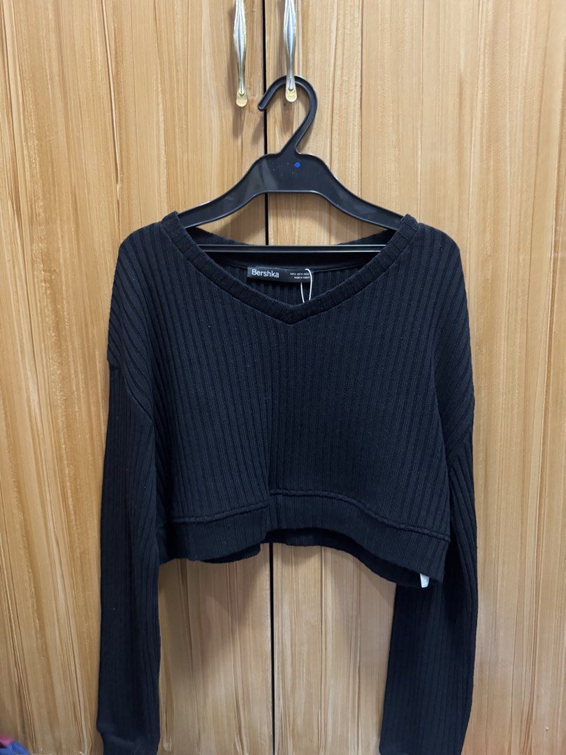 Bershka Black Longsleeve (Category: Longsleeves) located in Manila. Submitted by prelovedshop0818 (Listing ID 1458483007, Image 2). Description: Unused.