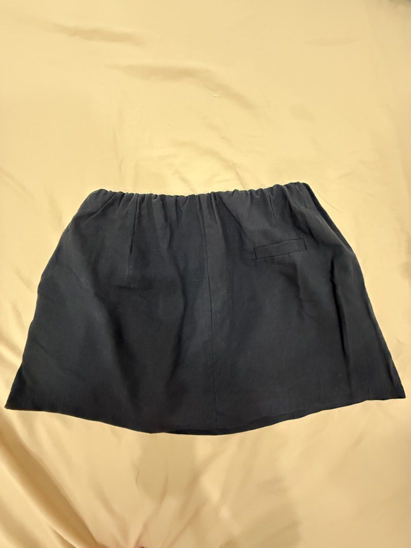 Black Elastic Waist Skirt with Pockets (Category: Skirts) located in Quezon City. Submitted by _cmls (Listing ID 1458438000, Image 2). Description: - Black skirt with elastic waistband - Relaxed fit, falls above the knee - Two functional side pockets - Faux pocket detail on the back - Linen-blend fabric for a comfortable feel - Ideal for casual outings -Bought from Thailand.