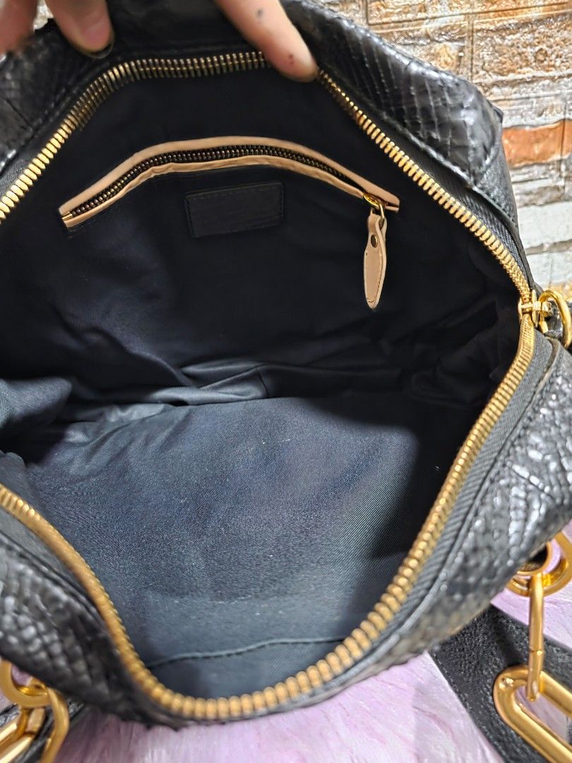 Black Snakeskin Leather Handbag with Gold Hardware (Category: Shoulder Bags) located in Binan City. Submitted by elli.etcetera (Listing ID 1458412793, Image 3). Description: MOP: Gcash, Maya or Bank transfer Courier: Flash, J&T or Lalamove.