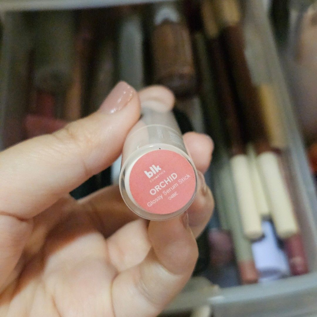 blk glossy serum stick in Orchid (Category: Makeup) located in Quezon City. Submitted by dboba (Listing ID 1458306686, Image 2). Description: too sticky for my sensitive lips 🥲 used several times, cleaned as much as possible.