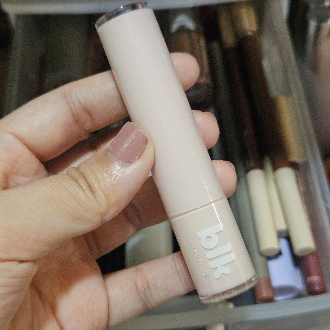 blk glossy serum stick in Orchid (Category: Makeup) located in Quezon City. Submitted by dboba (Listing ID 1458306686, Image 1). Description: too sticky for my sensitive lips 🥲 used several times, cleaned as much as possible.
